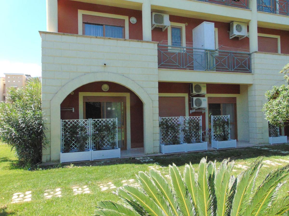 Casa Vacanze Oasi Felicita Нова-Сірі-Маріна Екстер'єр фото